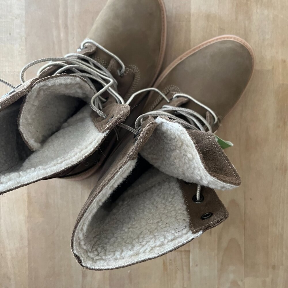 Timberland Boots Fold Down Fleece Lined in Taupe - Picture 7 of 7